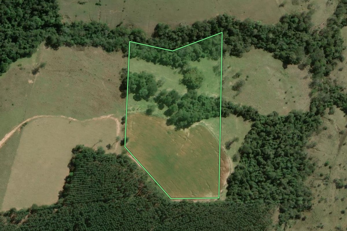 Imagem de satélite do imóvel rural em Salto do Itararé (PR), com o contorno declarado no CAR desenhado por cima.