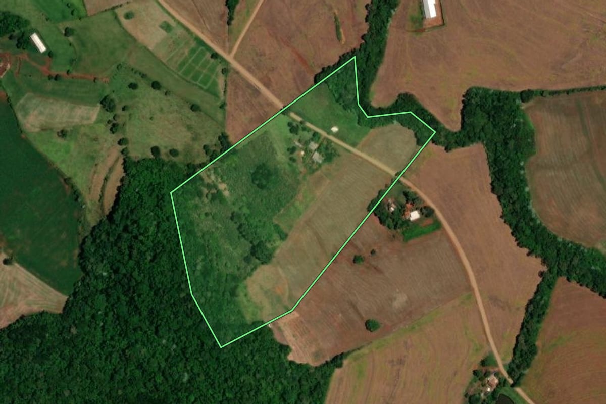 Imagem de satélite do imóvel rural em Salto do Lontra (PR), com o contorno declarado no CAR desenhado por cima.