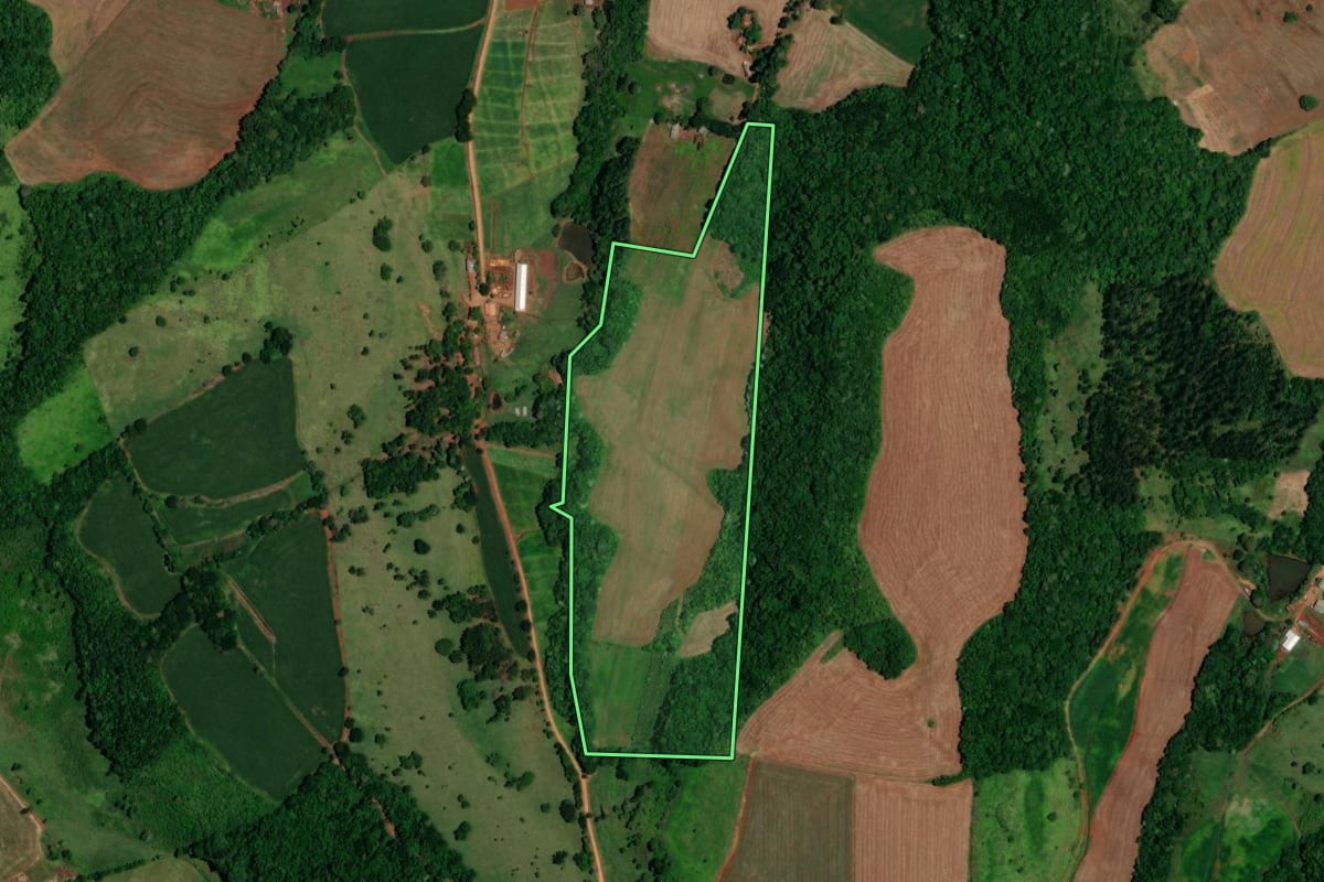 Imagem de satélite do imóvel rural em Salto do Lontra (PR), com o contorno declarado no CAR desenhado por cima.