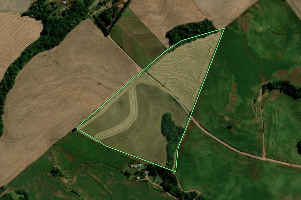Imagem de satélite do imóvel rural em Salto do Lontra (PR), com o contorno declarado no CAR desenhado por cima.