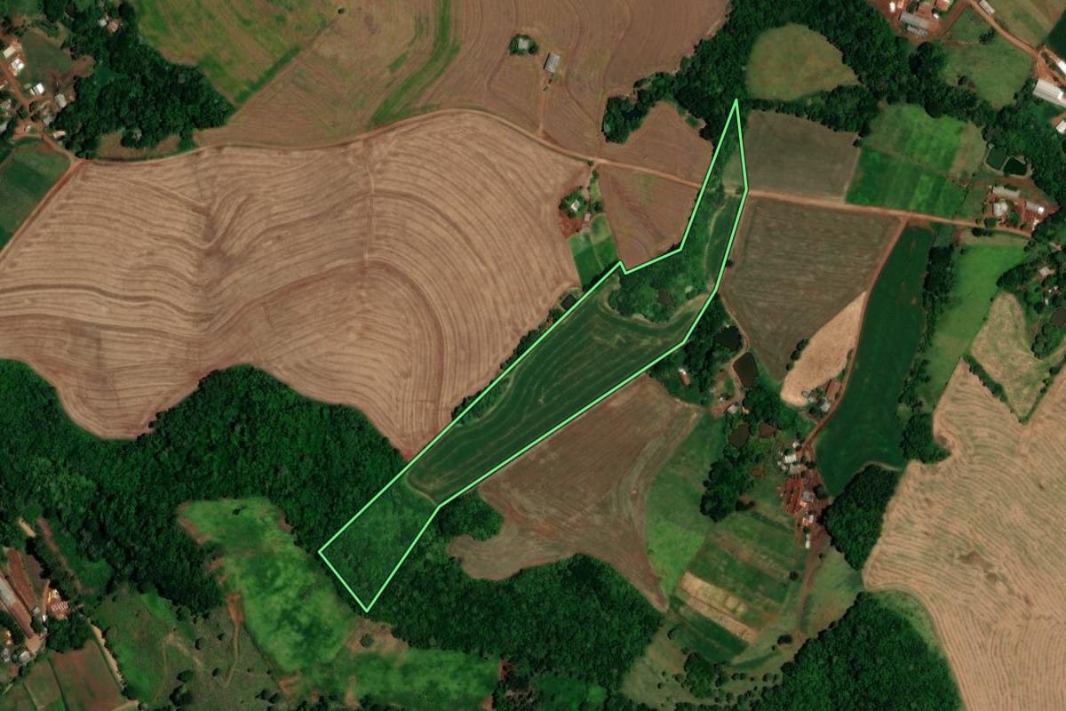 Imagem de satélite do imóvel rural em Salto do Lontra (PR), com o contorno declarado no CAR desenhado por cima.