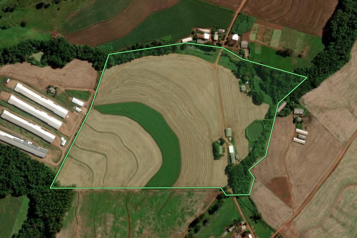 Imagem de satélite do imóvel rural em Salto do Lontra (PR), com o contorno declarado no CAR desenhado por cima.