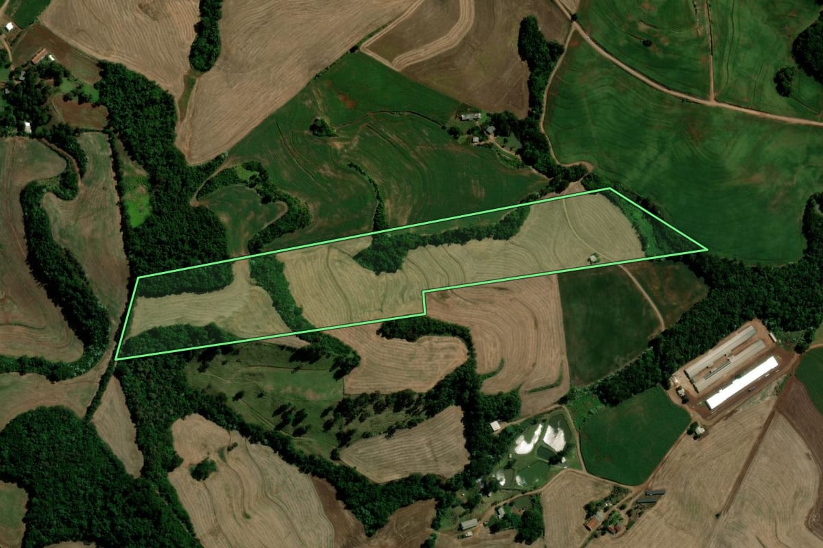 Imagem de satélite do imóvel rural em Salto do Lontra (PR), com o contorno declarado no CAR desenhado por cima.