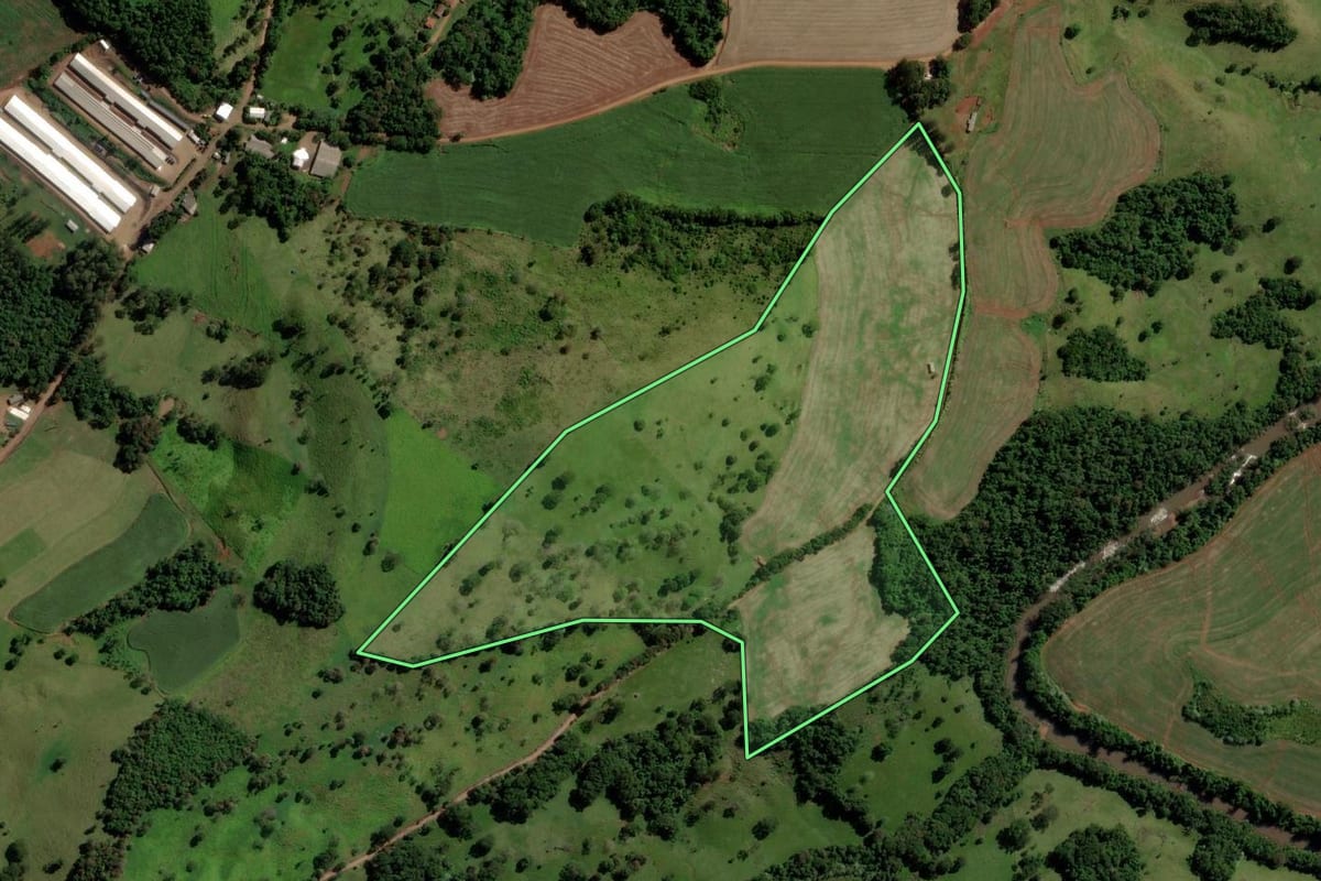 Imagem de satélite do imóvel rural em Salto do Lontra (PR), com o contorno declarado no CAR desenhado por cima.