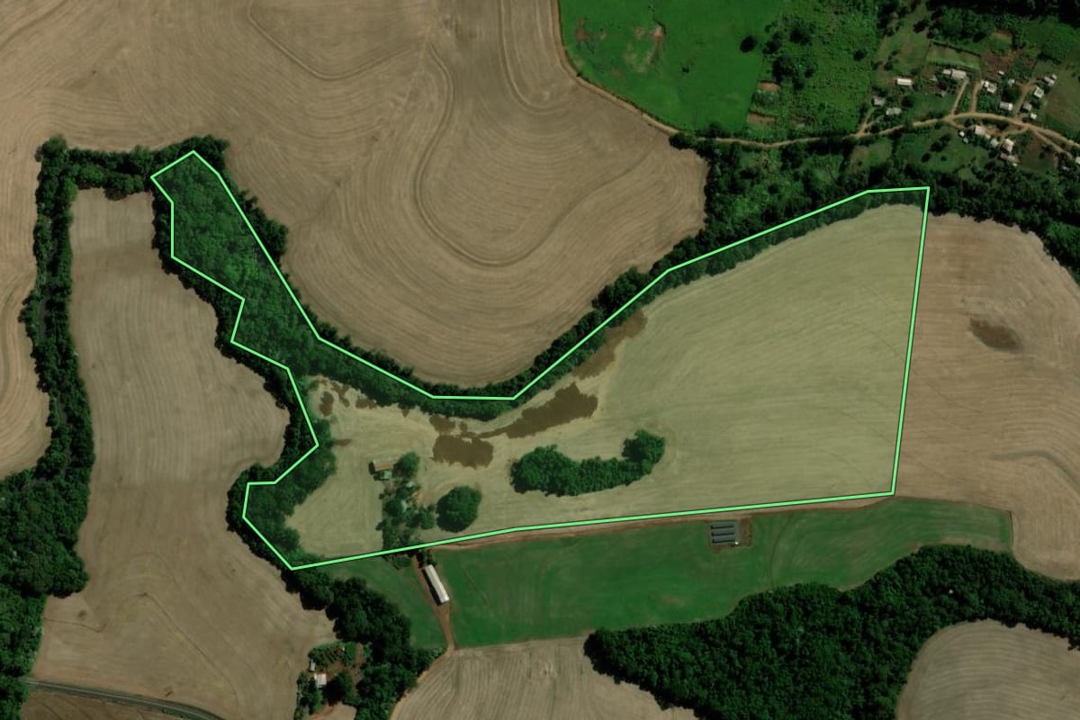 Imagem de satélite do imóvel rural em Salto do Lontra (PR), com o contorno declarado no CAR desenhado por cima.