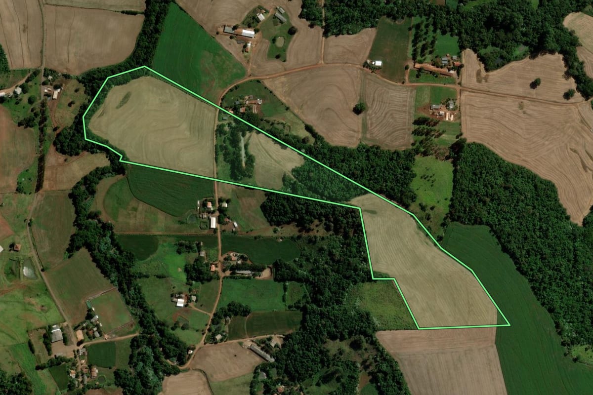 Imagem de satélite do imóvel rural em Salto do Lontra (PR), com o contorno declarado no CAR desenhado por cima.