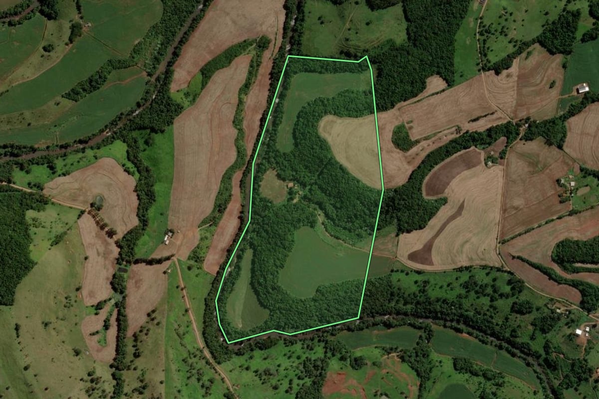 Imagem de satélite do imóvel rural em Salto do Lontra (PR), com o contorno declarado no CAR desenhado por cima.
