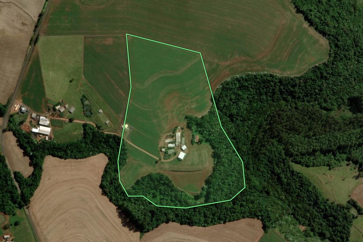 Imagem de satélite do imóvel rural em Salto do Lontra (PR), com o contorno declarado no CAR desenhado por cima.