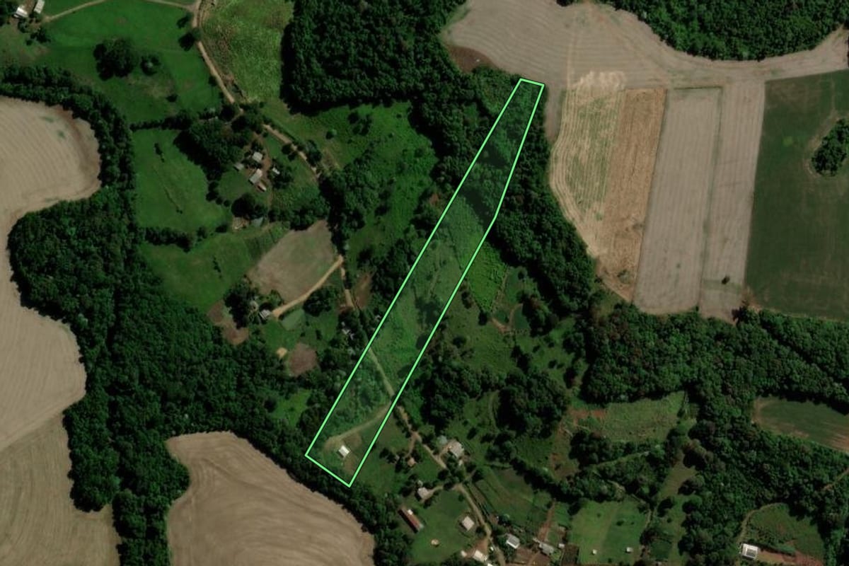 Imagem de satélite do imóvel rural em Salto do Lontra (PR), com o contorno declarado no CAR desenhado por cima.
