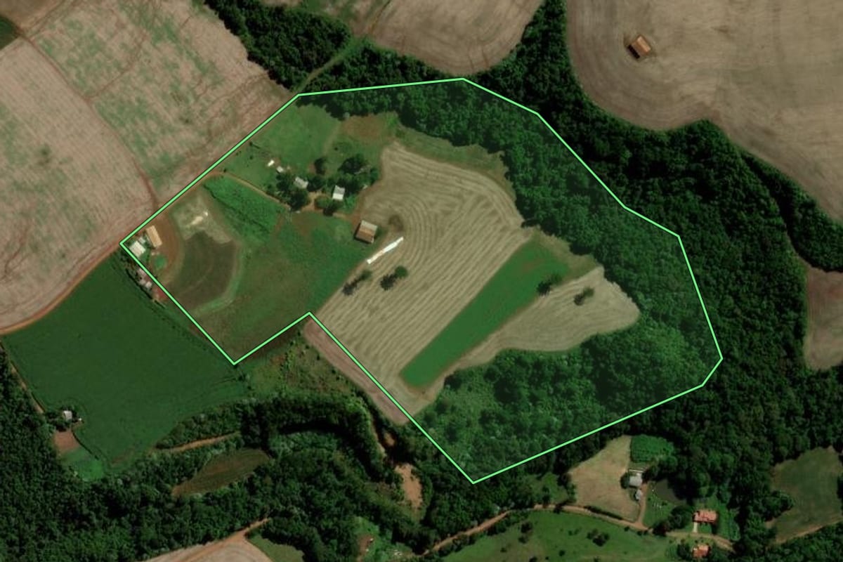 Imagem de satélite do imóvel rural em Salto do Lontra (PR), com o contorno declarado no CAR desenhado por cima.