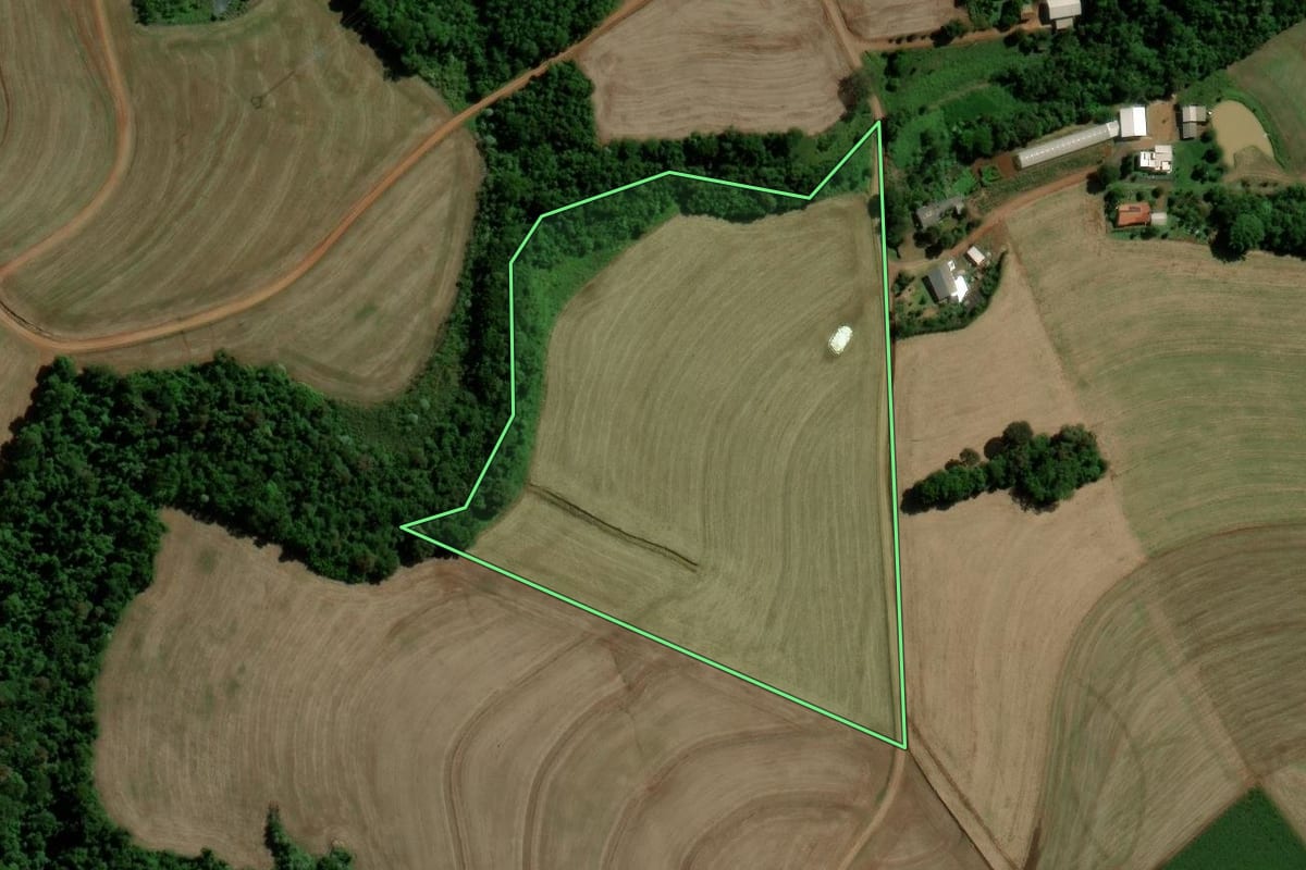 Imagem de satélite do imóvel rural em Salto do Lontra (PR), com o contorno declarado no CAR desenhado por cima.