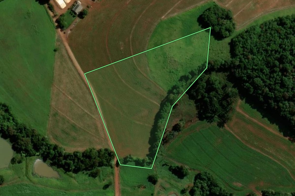 Imagem de satélite do imóvel rural em Salto do Lontra (PR), com o contorno declarado no CAR desenhado por cima.