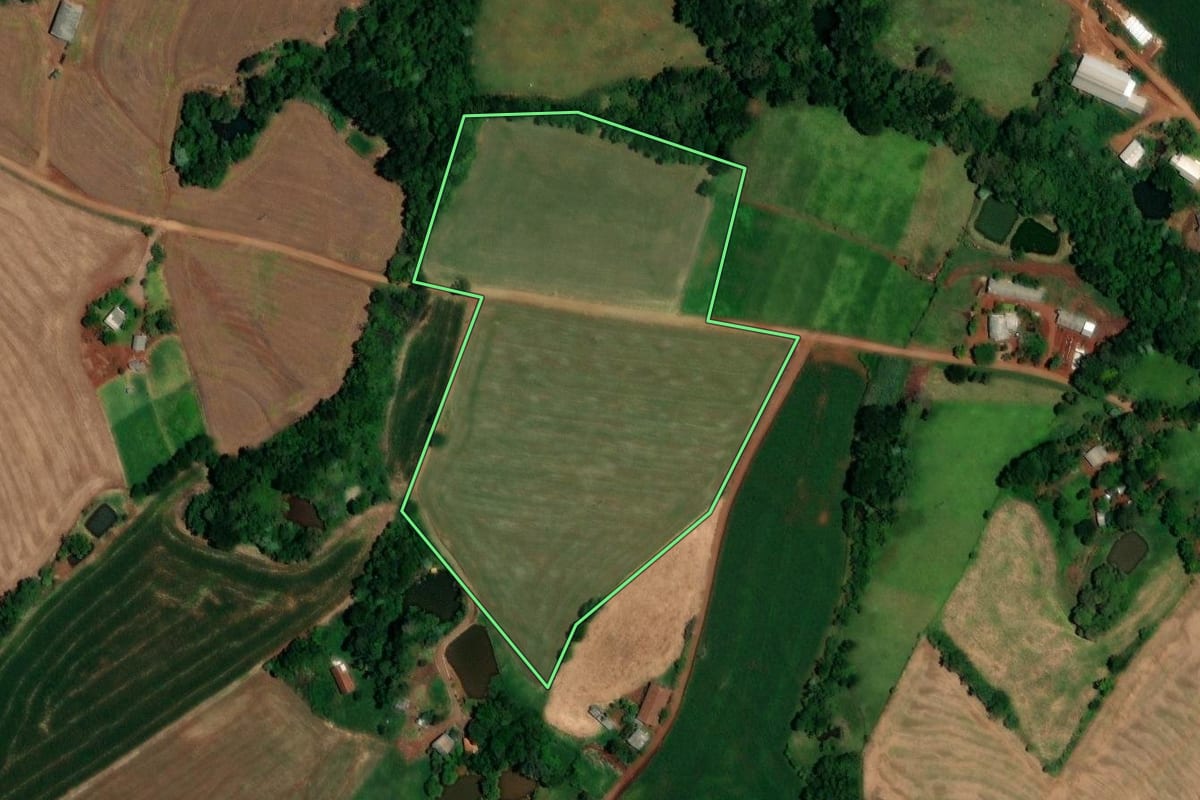 Imagem de satélite do imóvel rural em Salto do Lontra (PR), com o contorno declarado no CAR desenhado por cima.