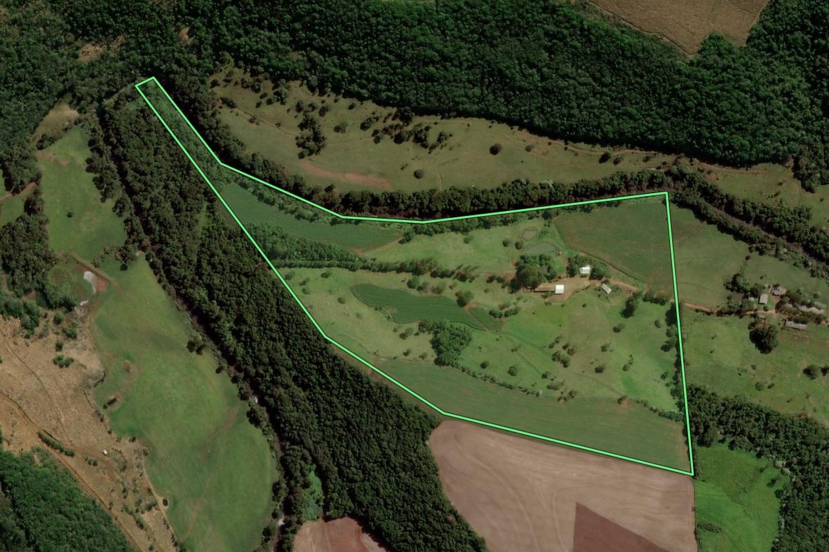 Imagem de satélite do imóvel rural em Salto do Lontra (PR), com o contorno declarado no CAR desenhado por cima.