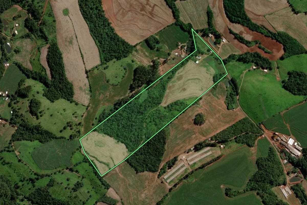 Imagem de satélite do imóvel rural em Salto do Lontra (PR), com o contorno declarado no CAR desenhado por cima.