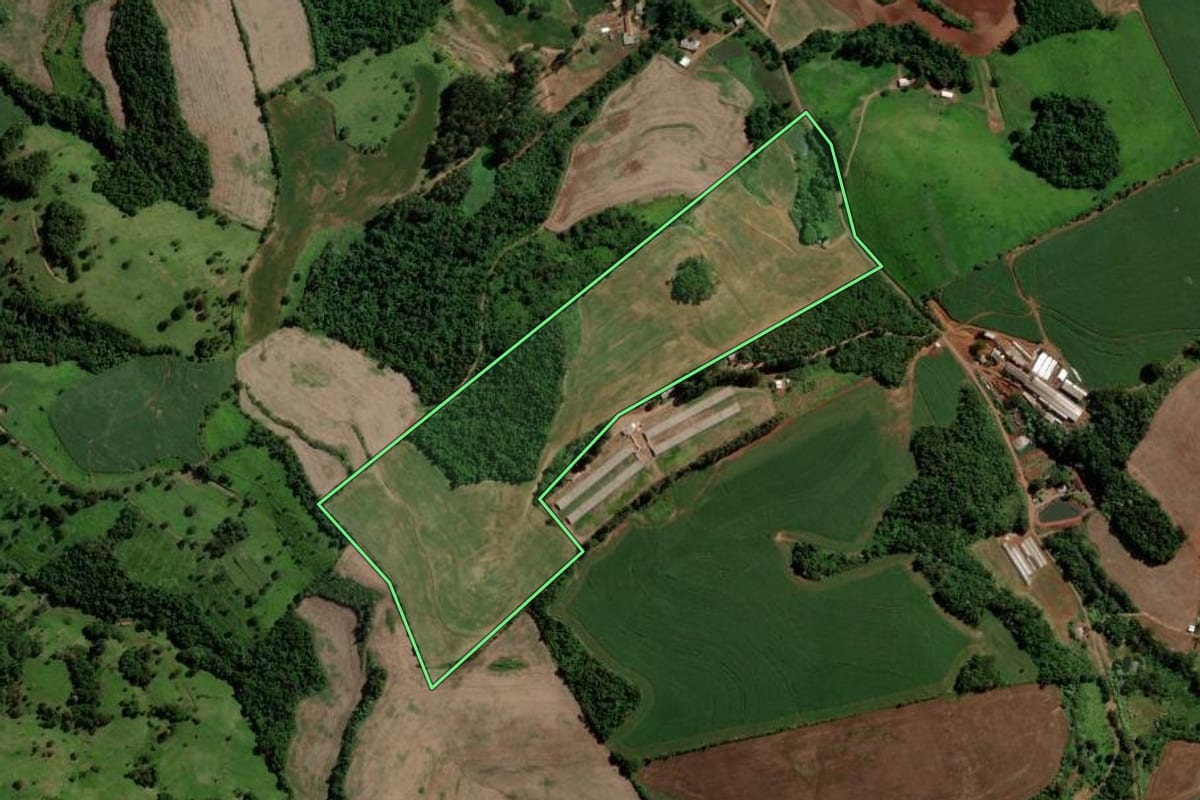 Imagem de satélite do imóvel rural em Salto do Lontra (PR), com o contorno declarado no CAR desenhado por cima.