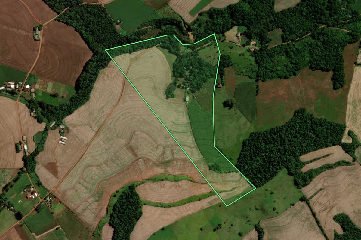 Imagem de satélite do imóvel rural em Salto do Lontra (PR), com o contorno declarado no CAR desenhado por cima.
