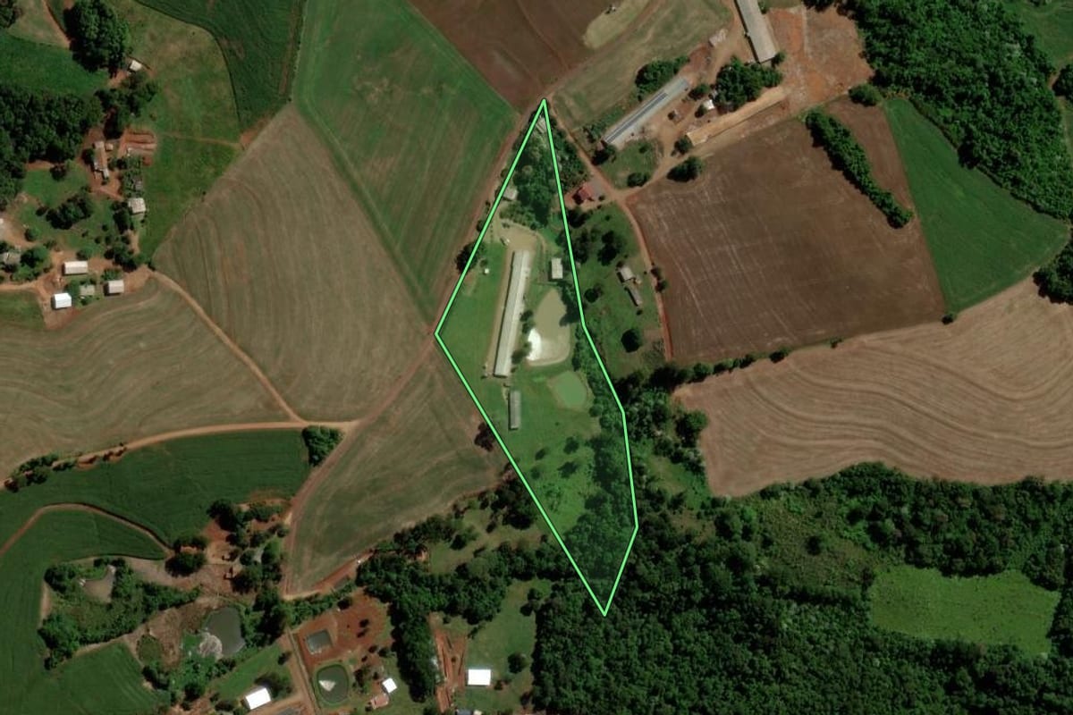 Imagem de satélite do imóvel rural em Salto do Lontra (PR), com o contorno declarado no CAR desenhado por cima.