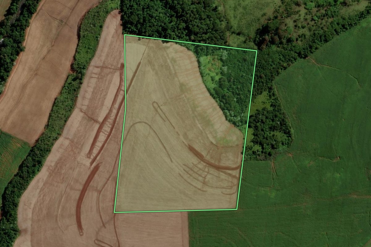 Imagem de satélite do imóvel rural em Salto do Lontra (PR), com o contorno declarado no CAR desenhado por cima.