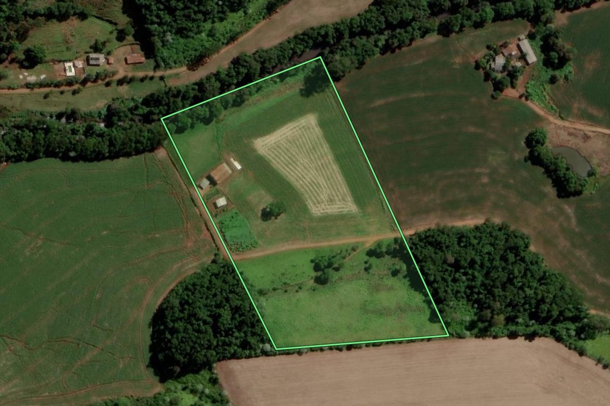 Imagem de satélite do imóvel rural em Salto do Lontra (PR), com o contorno declarado no CAR desenhado por cima.