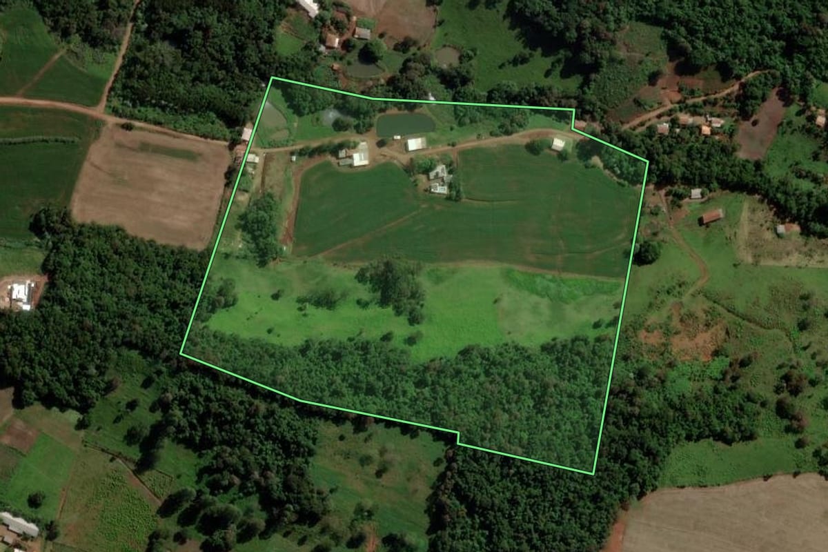Imagem de satélite do imóvel rural em Salto do Lontra (PR), com o contorno declarado no CAR desenhado por cima.