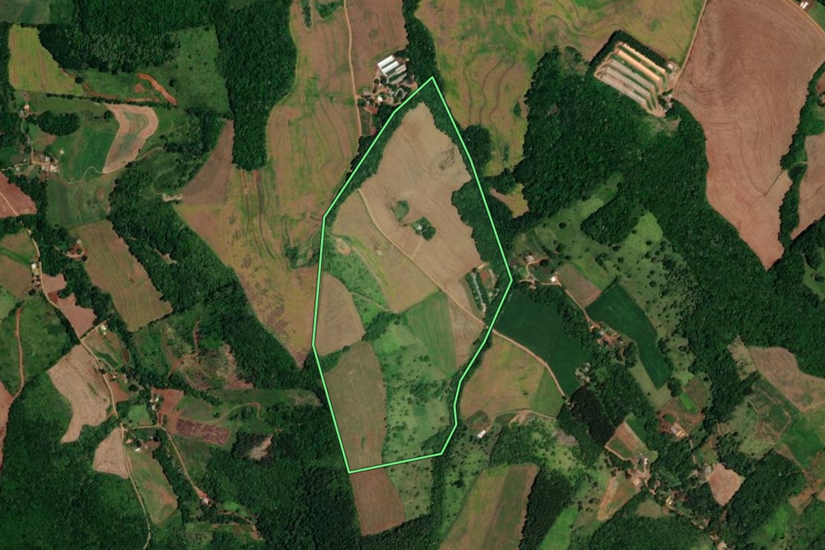 Imagem de satélite do imóvel rural em Salto do Lontra (PR), com o contorno declarado no CAR desenhado por cima.