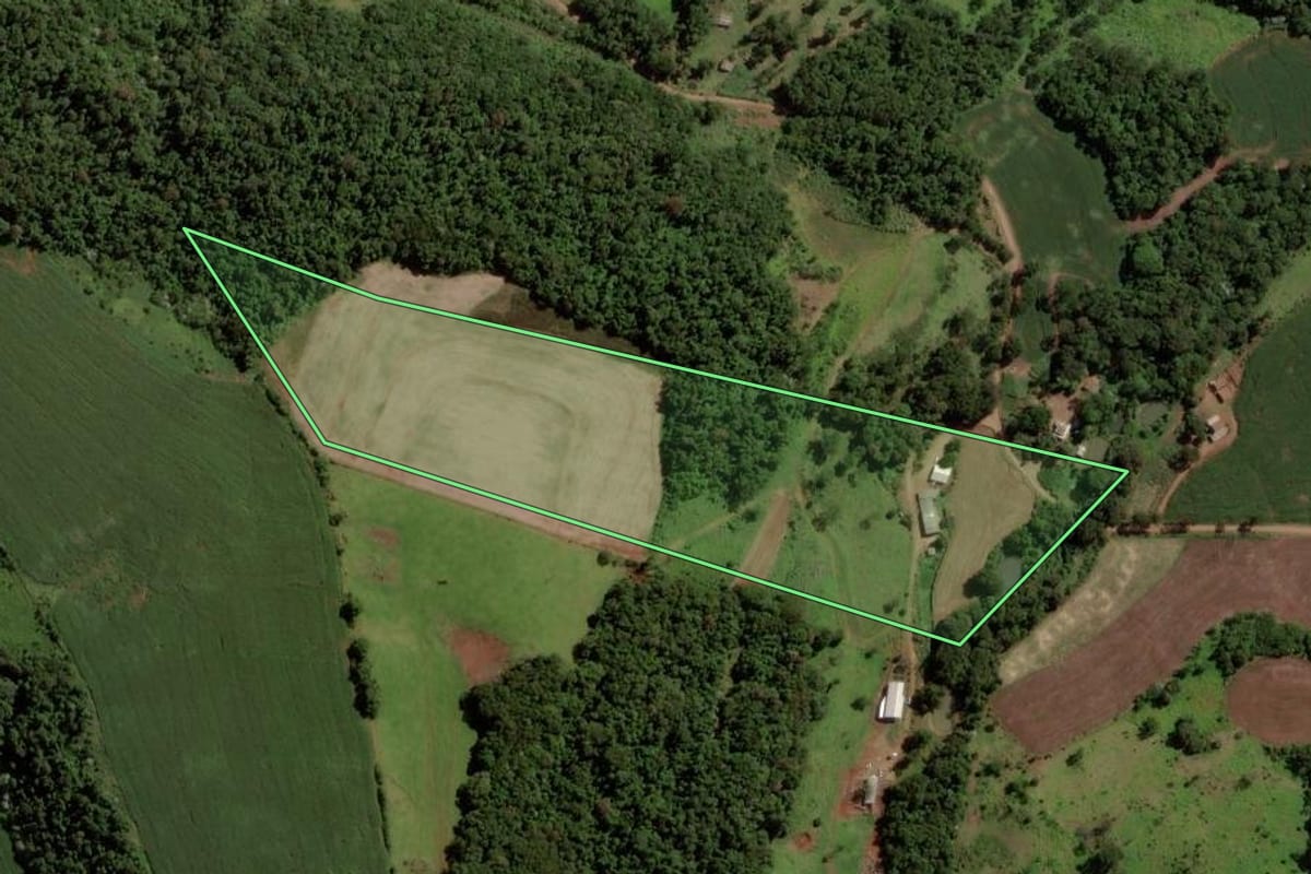 Imagem de satélite do imóvel rural em Salto do Lontra (PR), com o contorno declarado no CAR desenhado por cima.