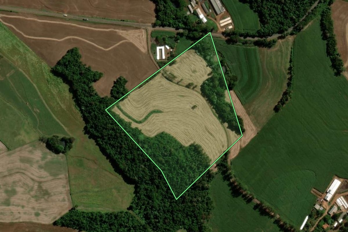 Imagem de satélite do imóvel rural em Salto do Lontra (PR), com o contorno declarado no CAR desenhado por cima.