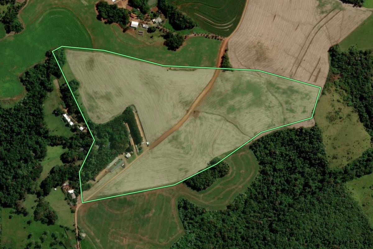 Imagem de satélite do imóvel rural em Salto do Lontra (PR), com o contorno declarado no CAR desenhado por cima.