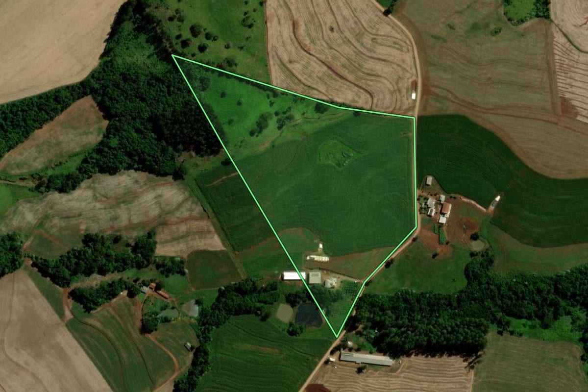 Imagem de satélite do imóvel rural em Salto do Lontra (PR), com o contorno declarado no CAR desenhado por cima.