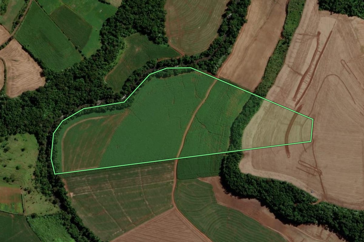 Imagem de satélite do imóvel rural em Salto do Lontra (PR), com o contorno declarado no CAR desenhado por cima.