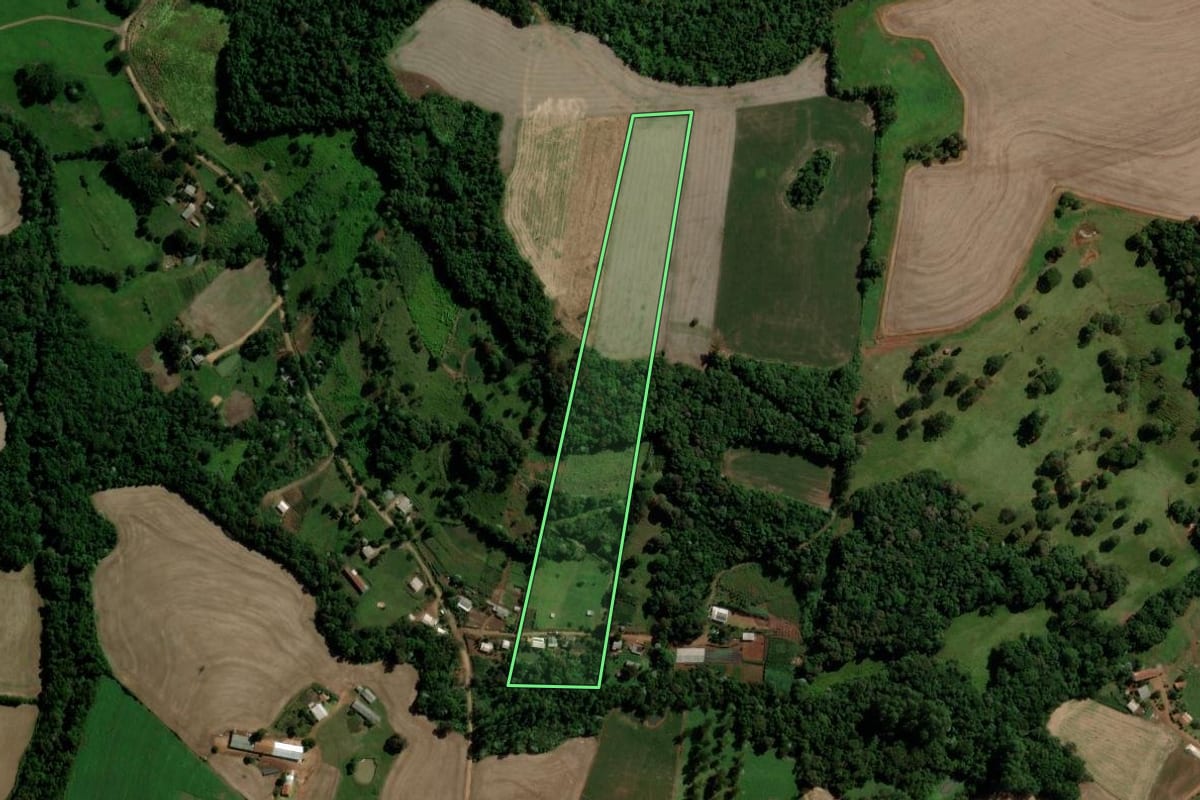 Imagem de satélite do imóvel rural em Salto do Lontra (PR), com o contorno declarado no CAR desenhado por cima.
