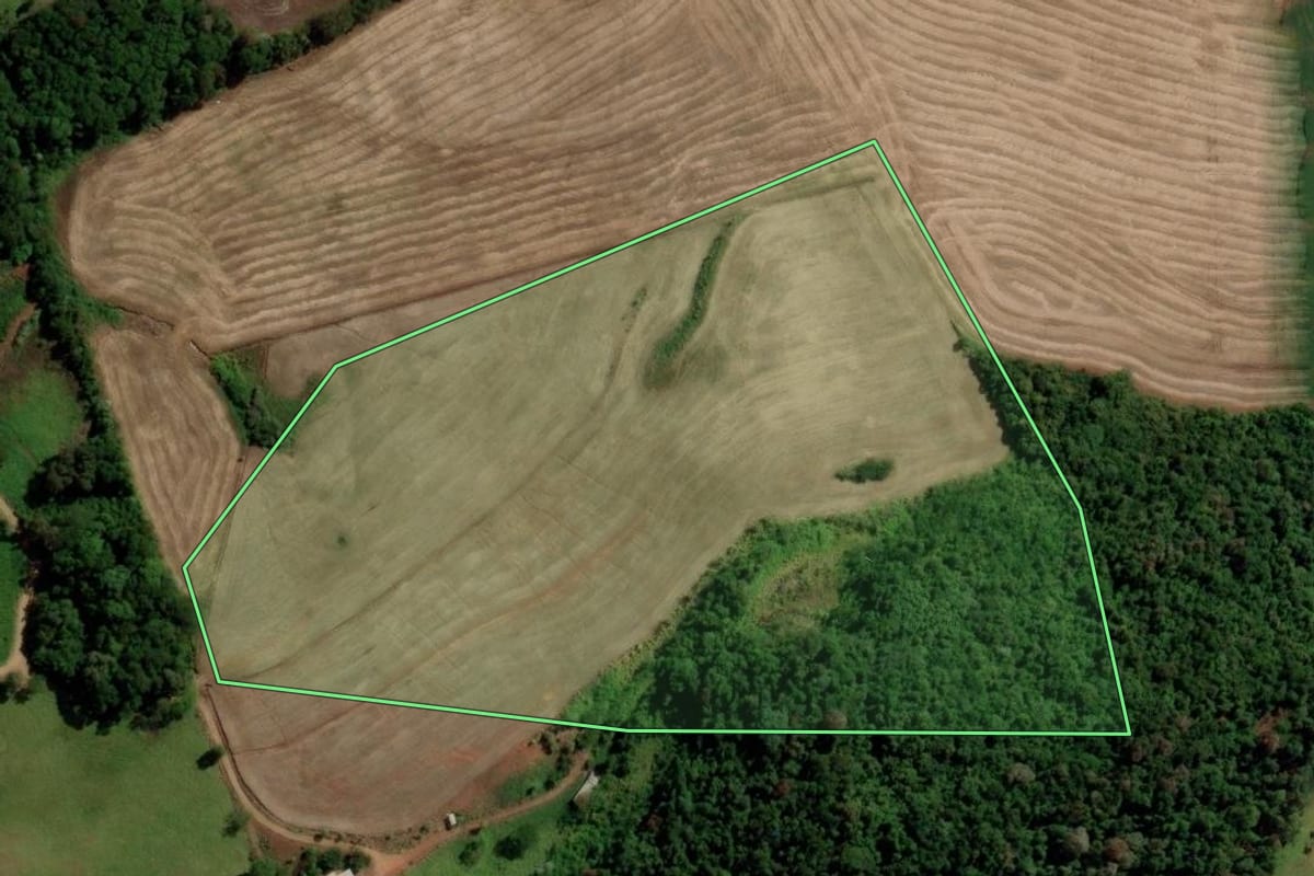 Imagem de satélite do imóvel rural em Salto do Lontra (PR), com o contorno declarado no CAR desenhado por cima.