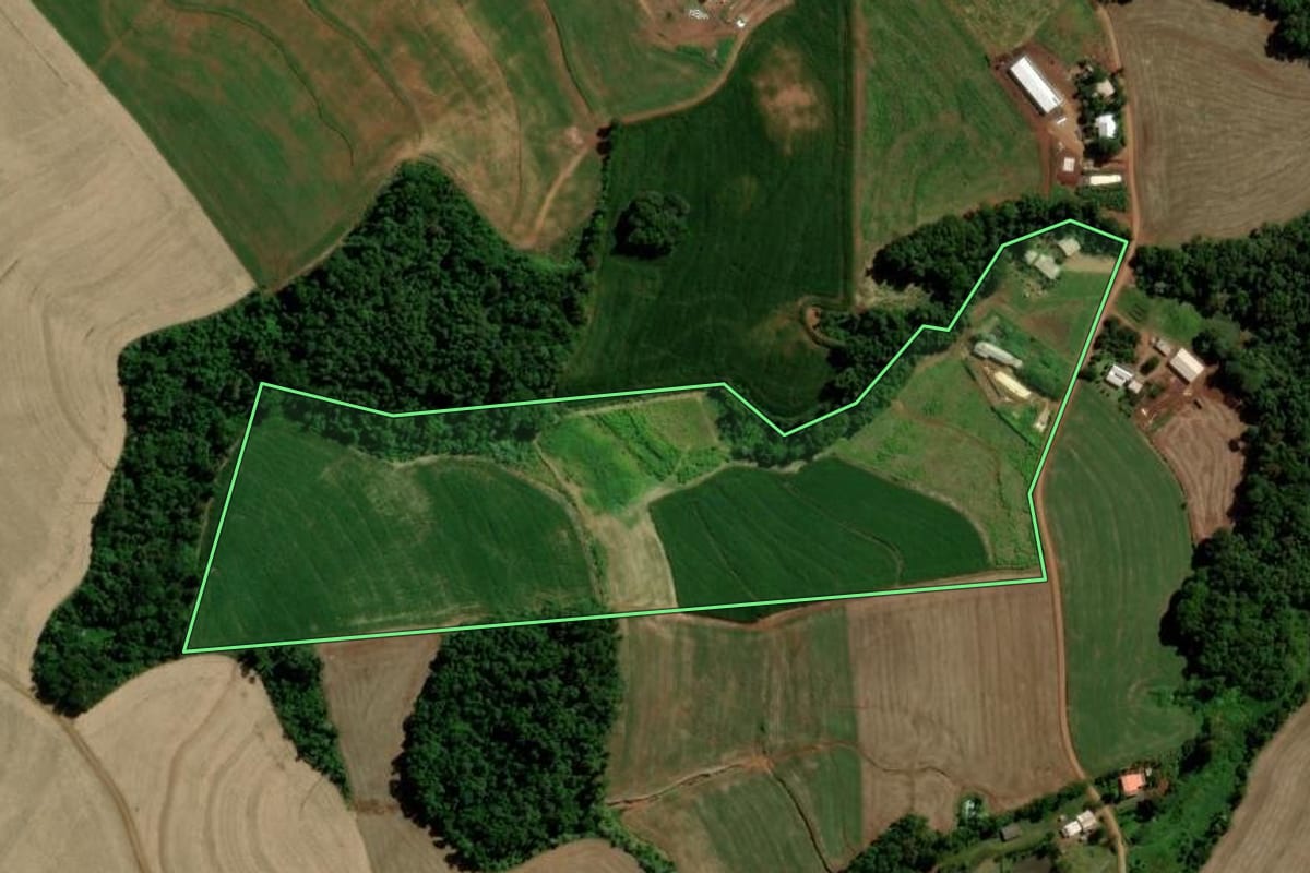 Imagem de satélite do imóvel rural em Salto do Lontra (PR), com o contorno declarado no CAR desenhado por cima.