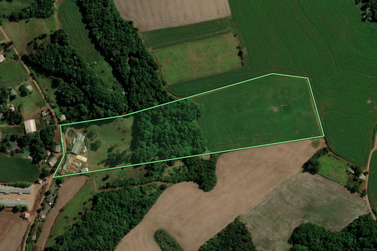 Imagem de satélite do imóvel rural em Salto do Lontra (PR), com o contorno declarado no CAR desenhado por cima.
