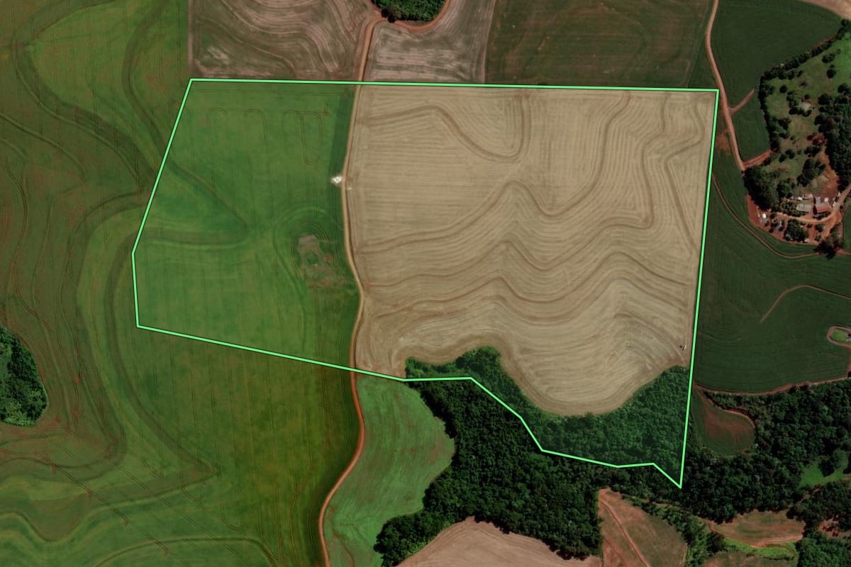 Imagem de satélite do imóvel rural em Salto do Lontra (PR), com o contorno declarado no CAR desenhado por cima.