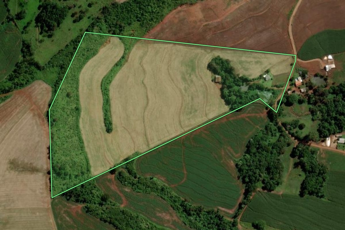Imagem de satélite do imóvel rural em Salto do Lontra (PR), com o contorno declarado no CAR desenhado por cima.