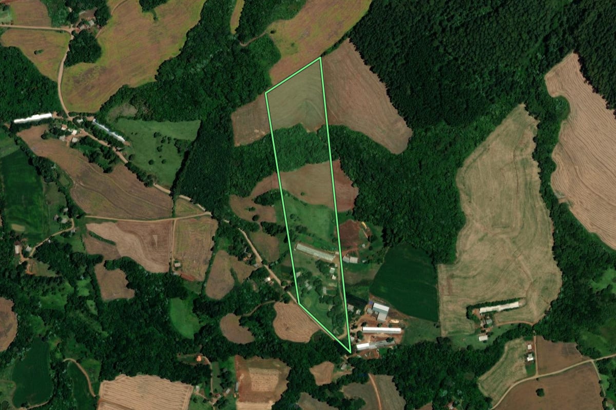 Imagem de satélite do imóvel rural em Salto do Lontra (PR), com o contorno declarado no CAR desenhado por cima.