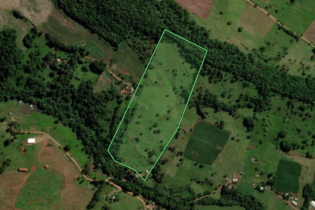 Imagem de satélite do imóvel rural em Salto do Lontra (PR), com o contorno declarado no CAR desenhado por cima.
