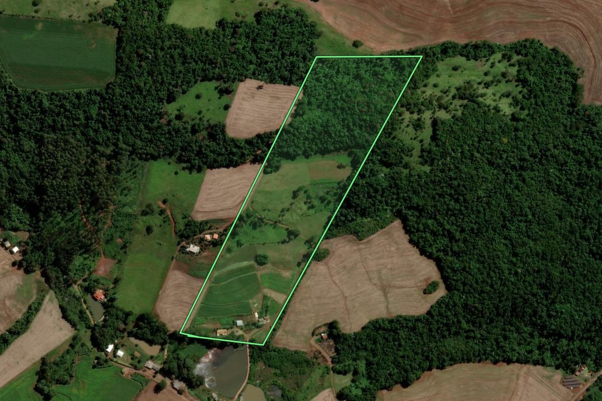 Imagem de satélite do imóvel rural em Salto do Lontra (PR), com o contorno declarado no CAR desenhado por cima.