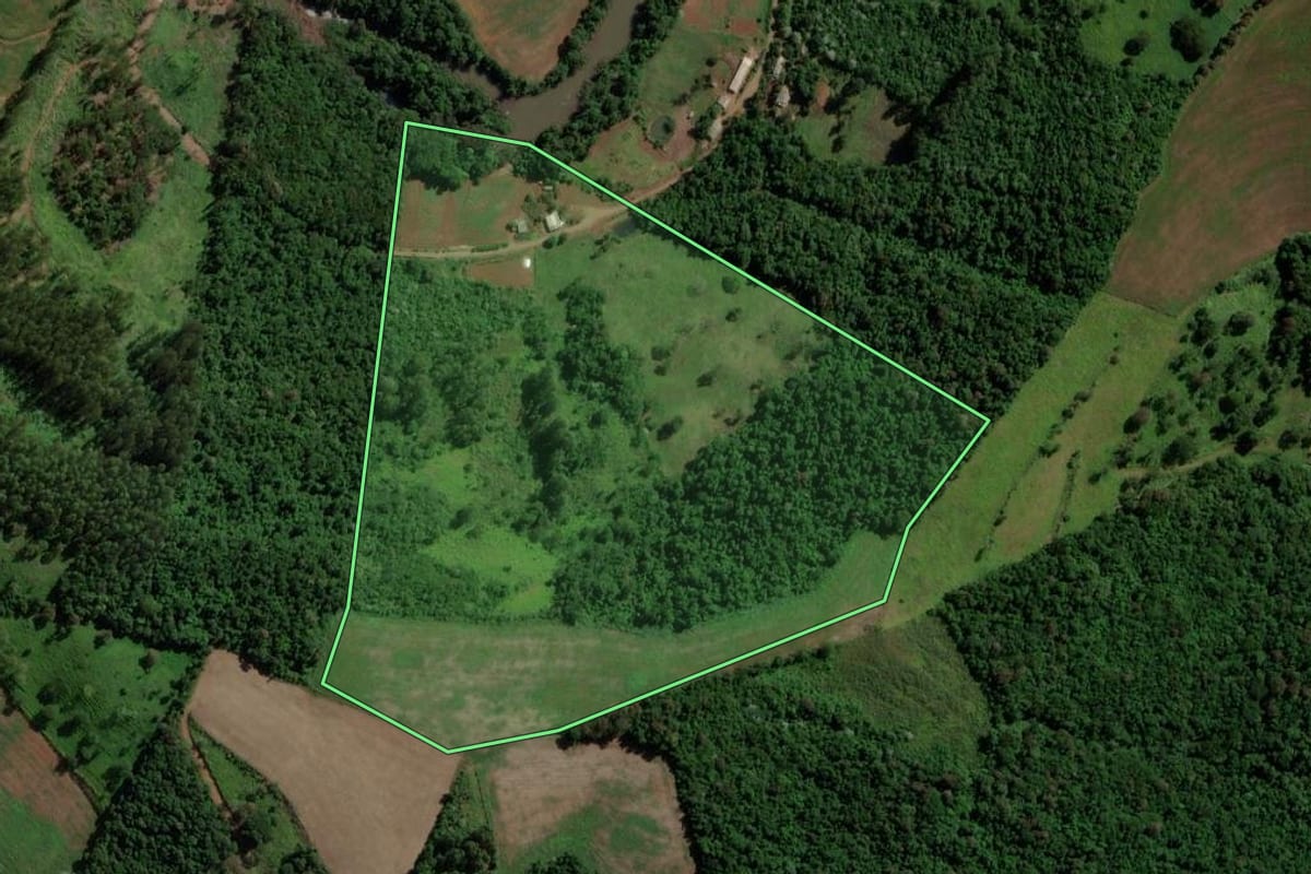 Imagem de satélite do imóvel rural em Salto do Lontra (PR), com o contorno declarado no CAR desenhado por cima.