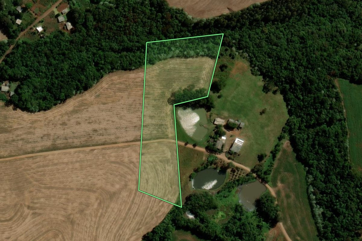 Imagem de satélite do imóvel rural em Salto do Lontra (PR), com o contorno declarado no CAR desenhado por cima.