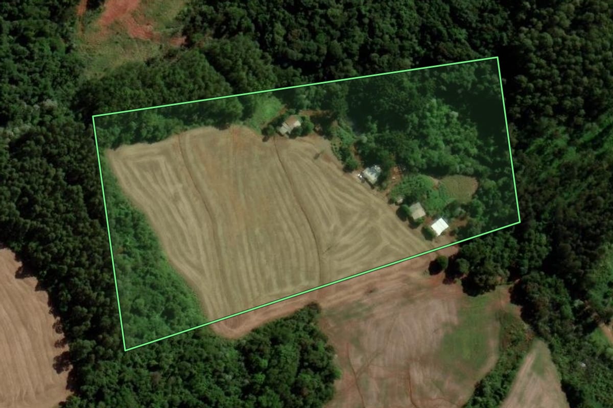Imagem de satélite do imóvel rural em Salto do Lontra (PR), com o contorno declarado no CAR desenhado por cima.