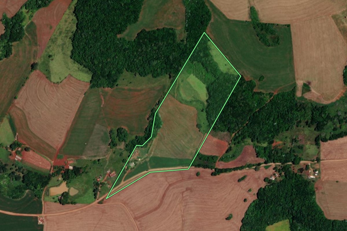 Imagem de satélite do imóvel rural em Salto do Lontra (PR), com o contorno declarado no CAR desenhado por cima.