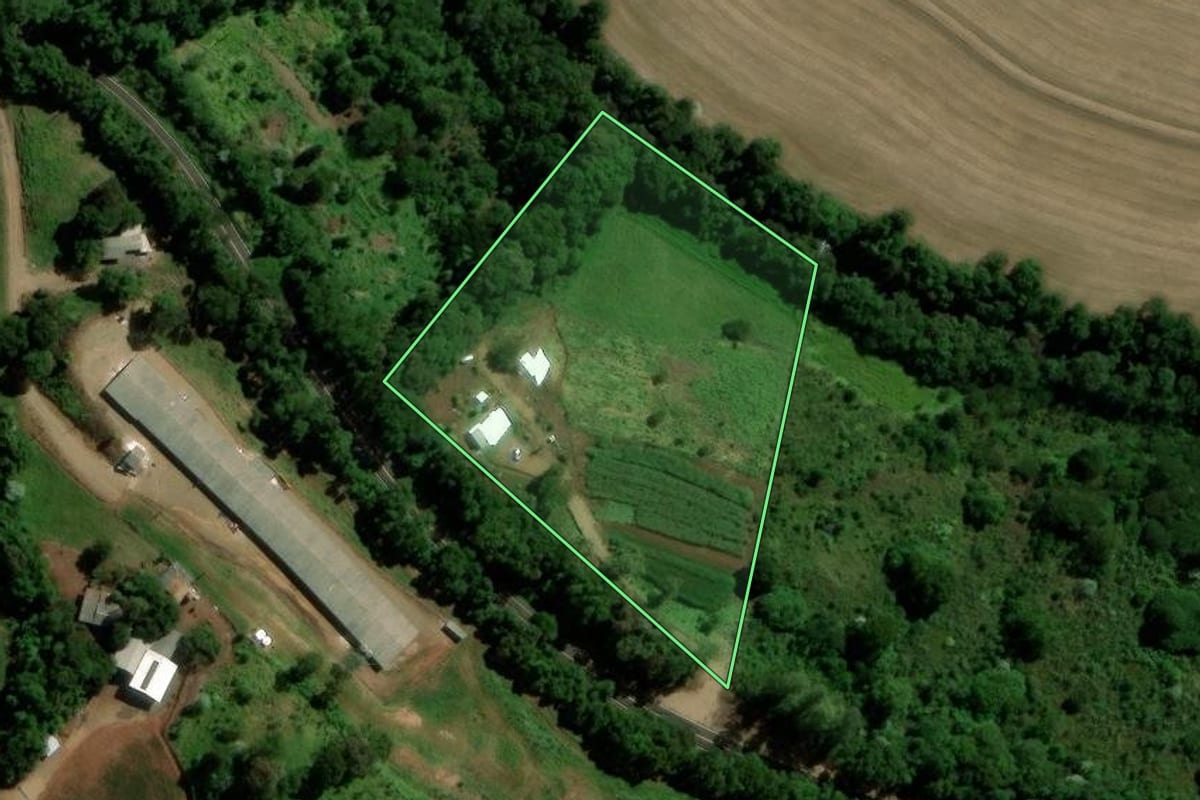 Imagem de satélite do imóvel rural em Salto do Lontra (PR), com o contorno declarado no CAR desenhado por cima.