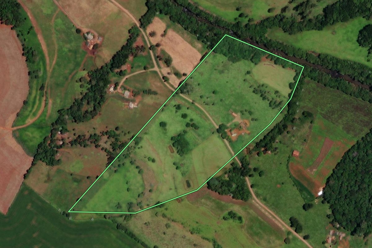 Imagem de satélite do imóvel rural em Salto do Lontra (PR), com o contorno declarado no CAR desenhado por cima.