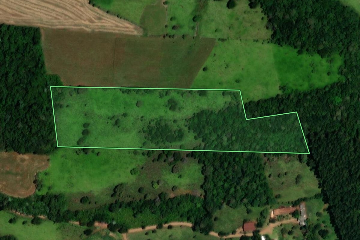 Imagem de satélite do imóvel rural em Salto do Lontra (PR), com o contorno declarado no CAR desenhado por cima.