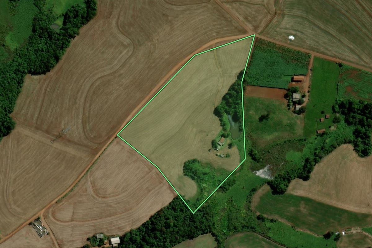 Imagem de satélite do imóvel rural em Salto do Lontra (PR), com o contorno declarado no CAR desenhado por cima.