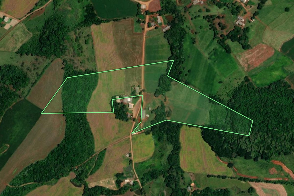 Imagem de satélite do imóvel rural em Salto do Lontra (PR), com o contorno declarado no CAR desenhado por cima.