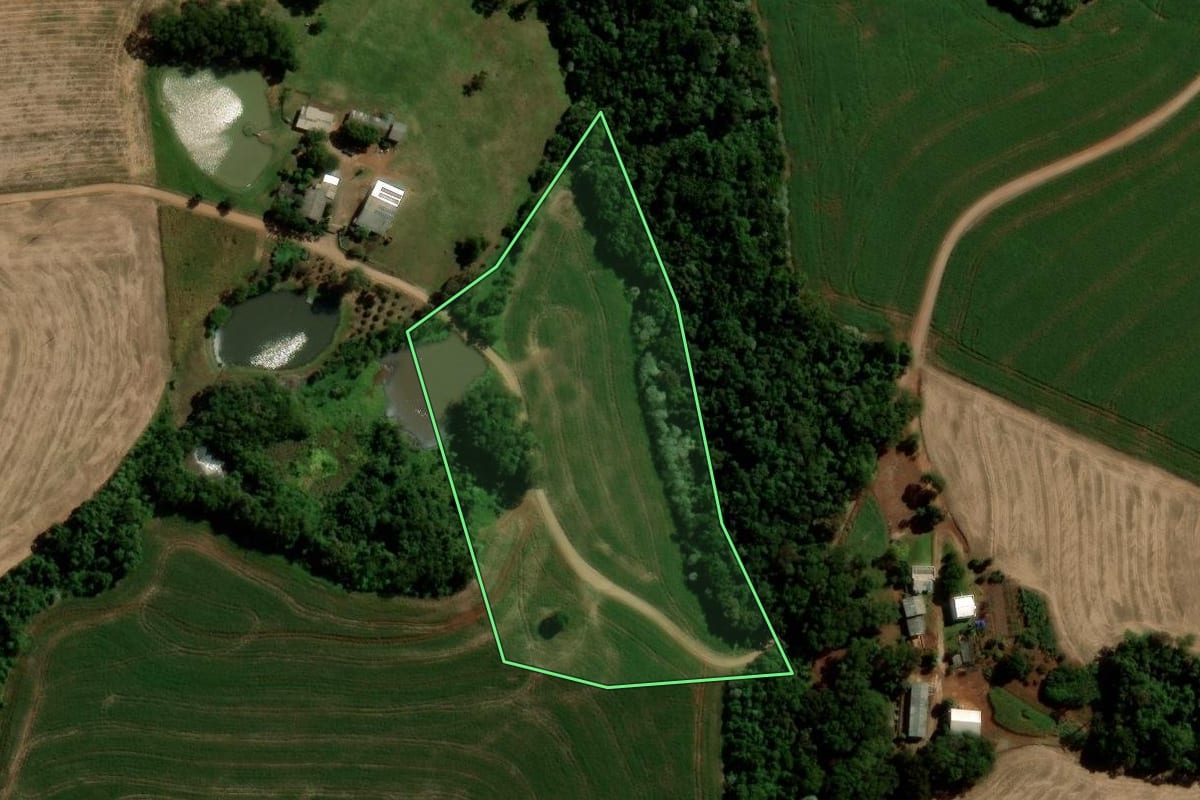 Imagem de satélite do imóvel rural em Salto do Lontra (PR), com o contorno declarado no CAR desenhado por cima.